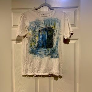 White Doctor Who Tardis police box men’s medium shirt